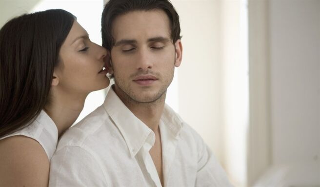 bir erkeği heyecanlandırmak için hafif dokunuşlar